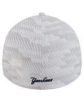 New Era Men's White York Yankees Graded 39THIRTY Stretch Fit Hat