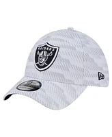 New Era Men's White Las Vegas Raiders Gameday Graded 39THIRTY Flex Hat