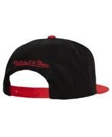 Men's Mitchell & Ness Black Chicago Blackhawks Core Team Ground 2.0 Snapback Hat