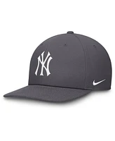 Nike Men's Gray New York Yankees Pro Performance Snapback Hat