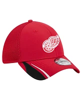 New Era Men's Red Detroit Wings Linear Featherweight 39THIRTY Flex Hat