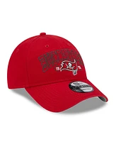 New Era Men's Red Tampa Bay Buccaneers Outline 9FORTY Snapback Hat