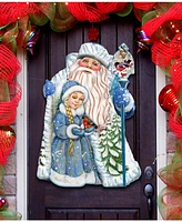 Designocracy Santa with The Girl Wall Decor Christmas Door Hanger