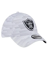 New Era Men's White Las Vegas Raiders Gameday Graded 39THIRTY Flex Hat