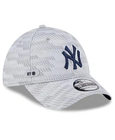 New Era Men's Gray York Yankees 2025 Mlb Clubhouse 39THIRTY Flex Hat