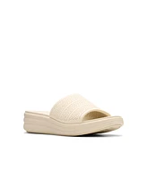Clarks Women's Cloudsteppers Drift Twist Slip-On Sandals