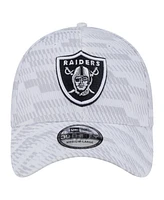 New Era Men's White Las Vegas Raiders Gameday Graded 39THIRTY Flex Hat