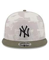 New Era Men's Light Beige/Olive New York Yankees 2025 Armed Forces Day Split Panel 9FIFTY Snapback Hat