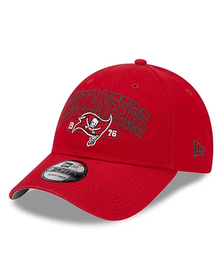 New Era Men's Red Tampa Bay Buccaneers Outline 9FORTY Snapback Hat