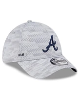 New Era Men's Gray Atlanta Braves 2025 Mlb Clubhouse 39THIRTY Flex Hat