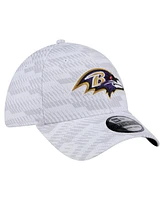 New Era Men's White Baltimore Ravens Gameday Graded 39THIRTY Flex Hat