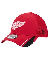 New Era Men's Red Detroit Wings Linear Featherweight 39THIRTY Flex Hat