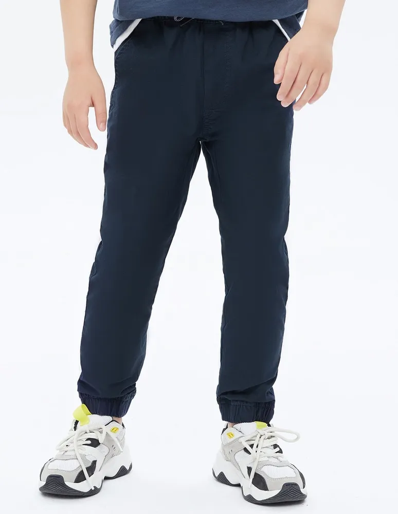 Pantalón liso corte regular para niño