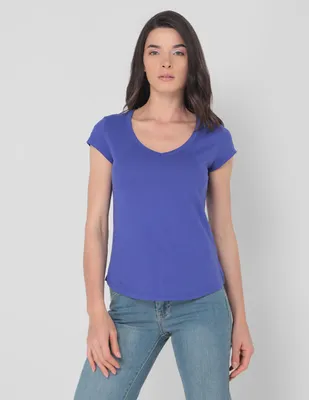 Playera Dekien cuello V para mujer