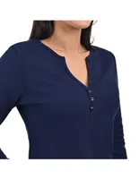 Playera Supply cuello henley para mujer