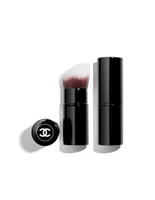 <b>CHANEL<br>PINCEAU FOND DE TEINT RETRACTABLE N°103</b><br><span>PINCEL RETRÁCTIL PARA BASE DE MAQUILLAJE</span>