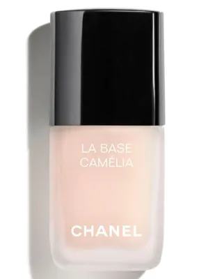 <b>CHANEL<br> LA BASE CAMÉLIA</b><br><span> UNA BASE FORTIFICANTE, PROTECTORA Y ALISADORA</span>