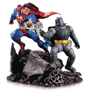 Batman: The Dark Knight Returns - Batman vs. Superman Mini Statue 