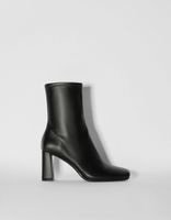 Bottines à talon moulantes vernies
