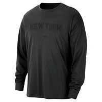 New York Knicks Courtside Premium Essential Men's Nike NBA Long-Sleeve T-Shirt