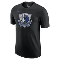 Dallas Mavericks Essential Men's Nike NBA T-Shirt