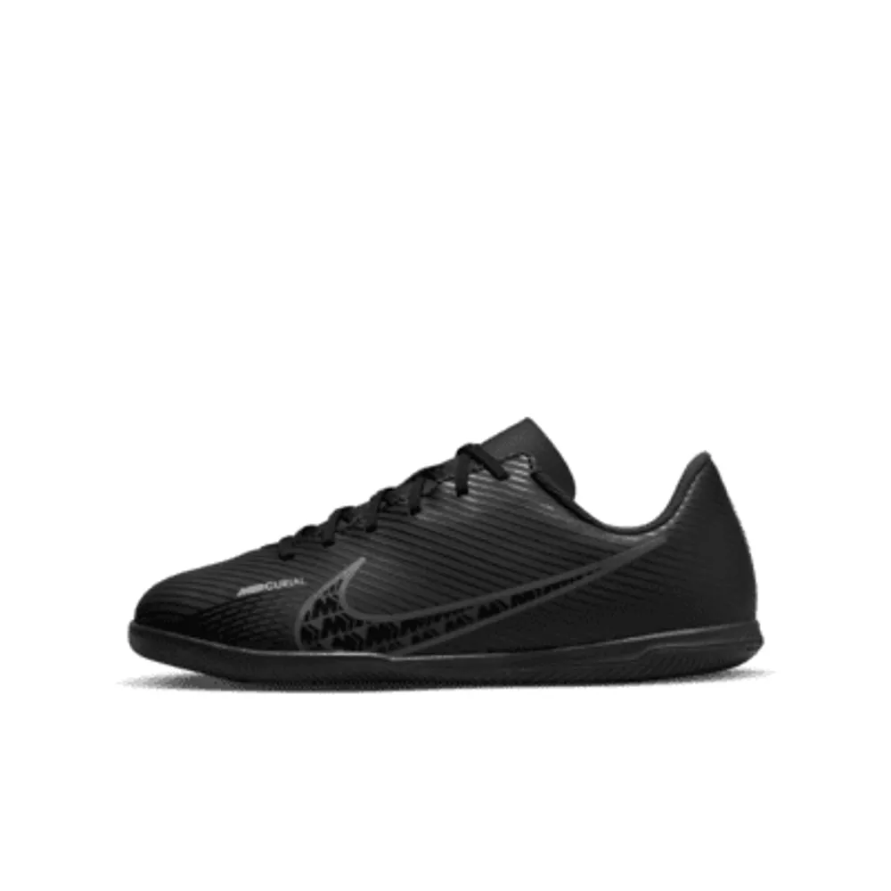 Nike Jr. Mercurial Vapor 15 Club IC Little/Big Kids' Indoor/Court Soccer Shoes. Nike.com