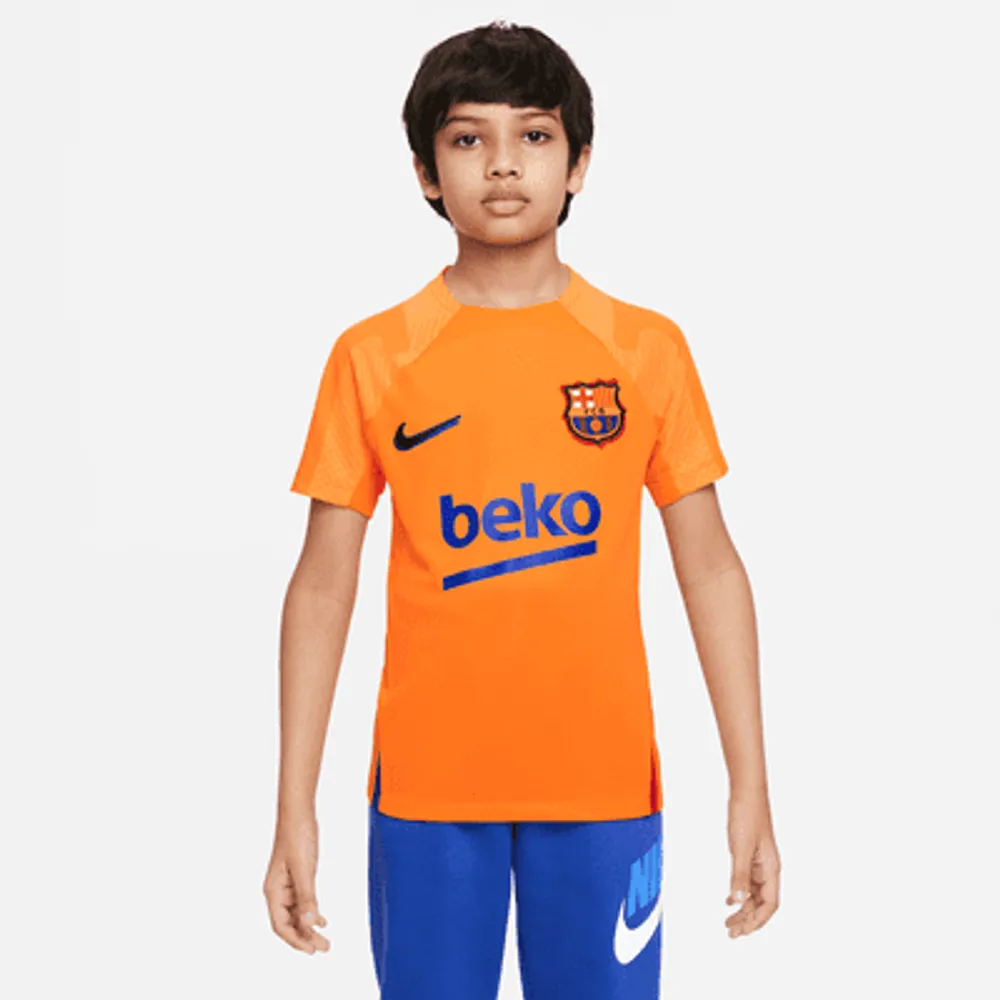 FC Barcelona Strike Big Kids' Nike Dri-FIT Short-Sleeve Soccer Top. Nike.com