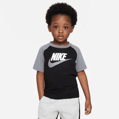 Nike Sportswear Futura Raglan Tee Little Kids' T-Shirt. Nike.com