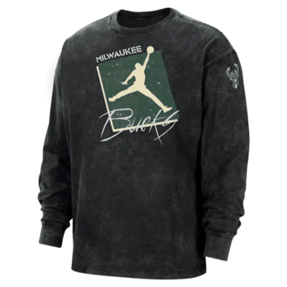 Milwaukee Bucks Courtside Statement Edition Men's Jordan Max90 NBA Long-Sleeve T-Shirt. Nike.com