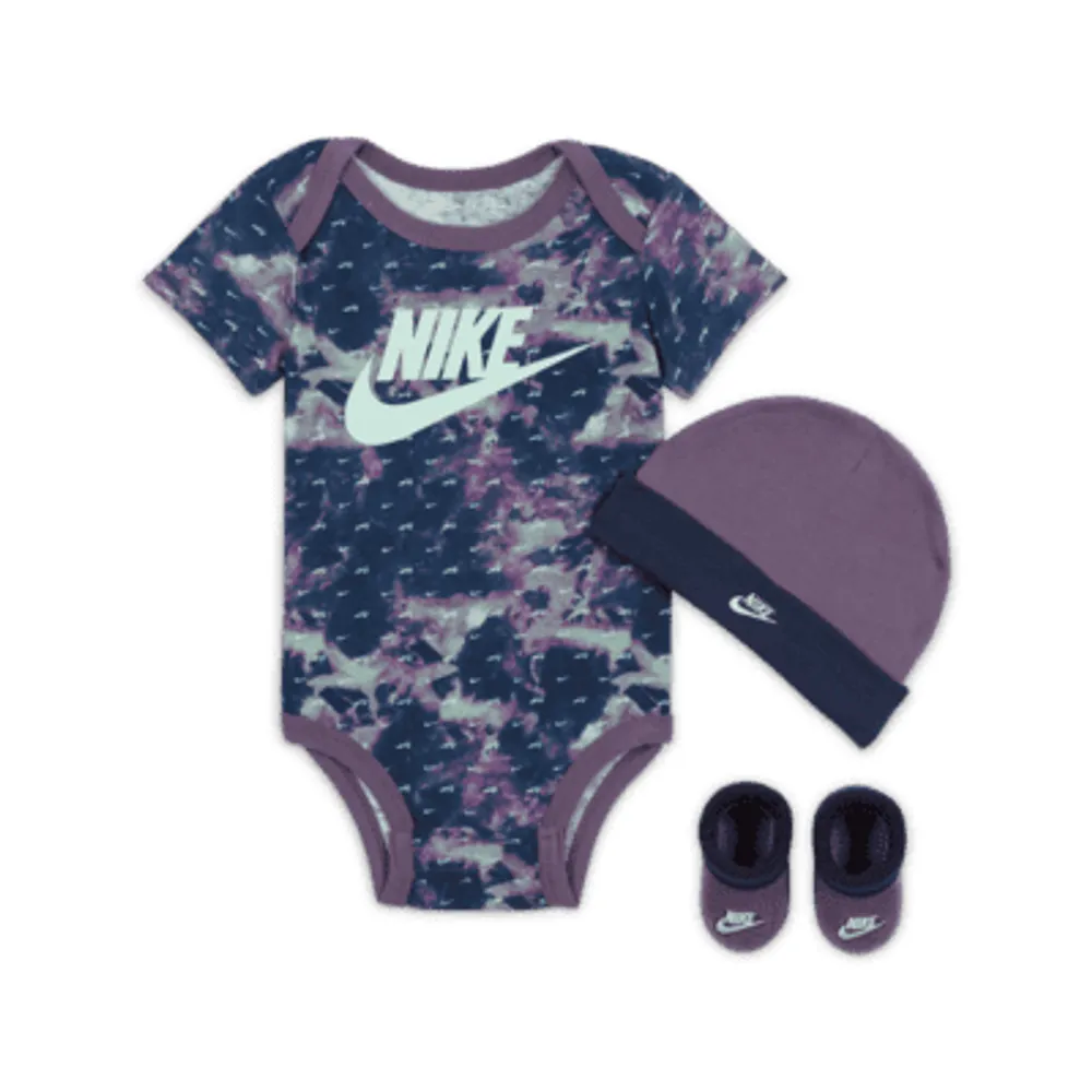 Nike Printed Swoosh Monogram 3-Piece Box Set Baby Set. Nike.com