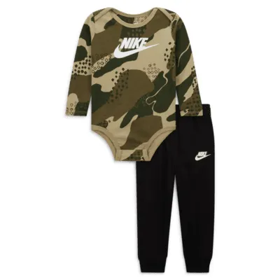 Nike Sportswear Club Camo Bodysuit and Pants Set Baby 2-Piece Set. Nike.com