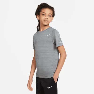 Haut de training Nike Dri-FIT Miler pour Garçon plus âgé. FR
