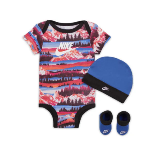 Nike Sportswear Snow Day Baby Bodysuit and Trousers 2-Piece Set. Nike LU