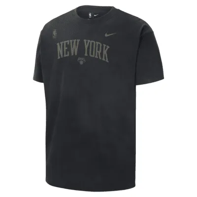 New York Knicks Courtside Max90 Men's Nike NBA T-Shirt. Nike.com