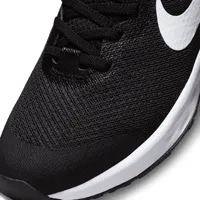Chaussure de running sur route facile à enfiler Nike Revolution 6 FlyEase pour Enfant plus âgé. FR