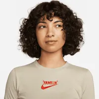 Nike Sportswear Somos Familia Women's Slim Fit Cropped T-Shirt. Nike.com