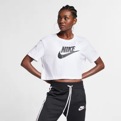 Tee-shirt court à logo Nike Sportswear Essential pour Femme. FR