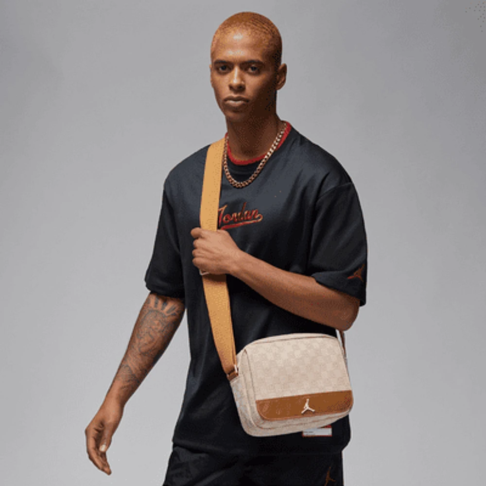 Jordan Monogram Mini Messenger Bag (3.6L). Nike.com