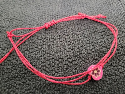 Heart string bracelet - red