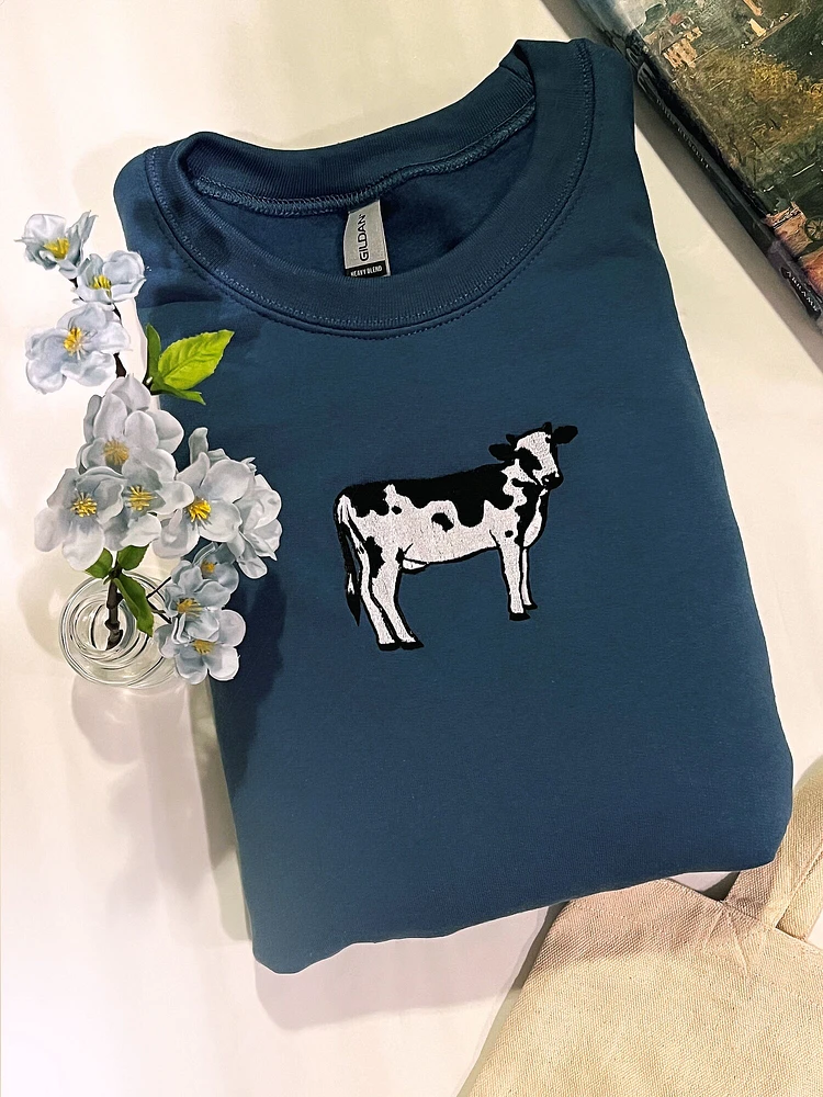 Cow embroidered Sweatshirt | crewneck Sweatshirt embroidered | Farmer Style | Gift for Cow Lovers