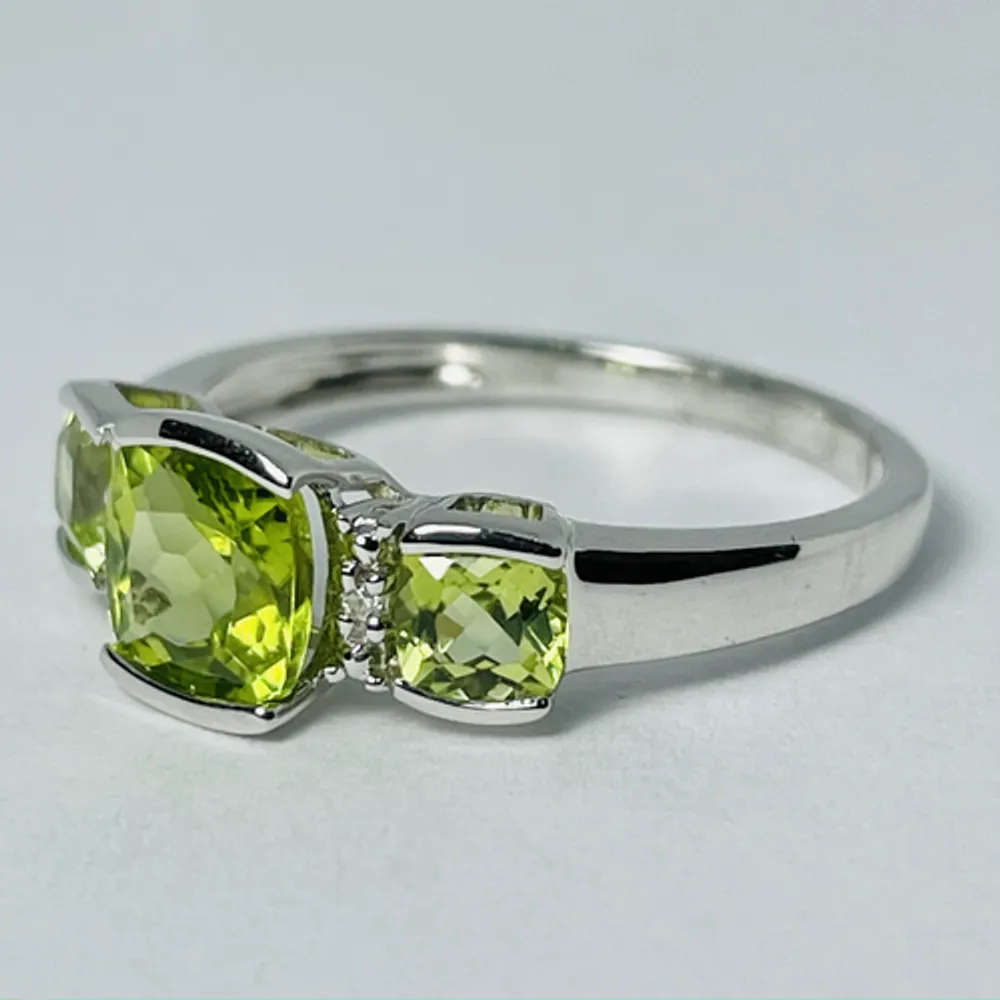 10kt White Gold Peridot & Diamond Ring