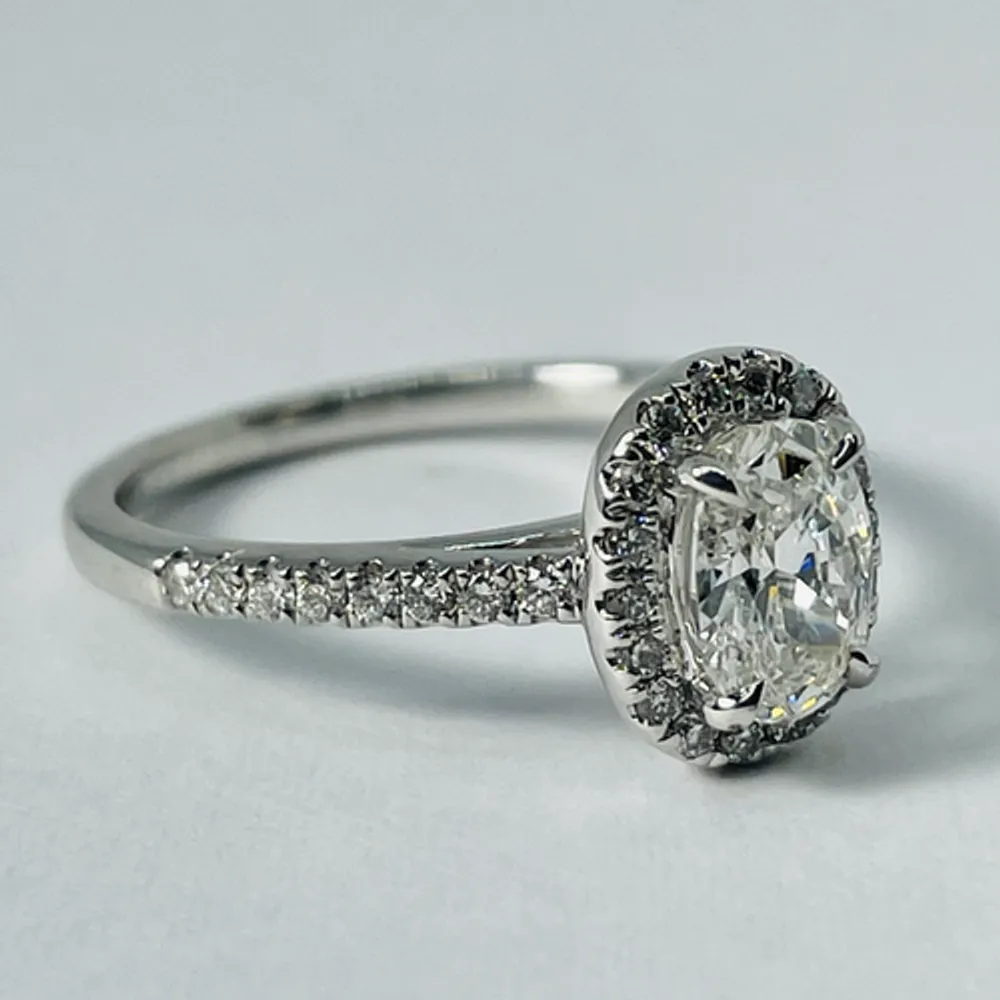 18kt White Gold Oval Diamond Ring