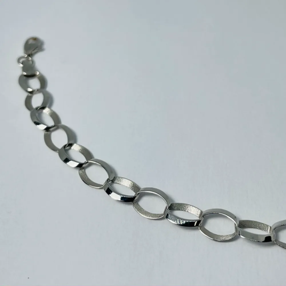 10kt White Gold Oval Link Charm Bracelet