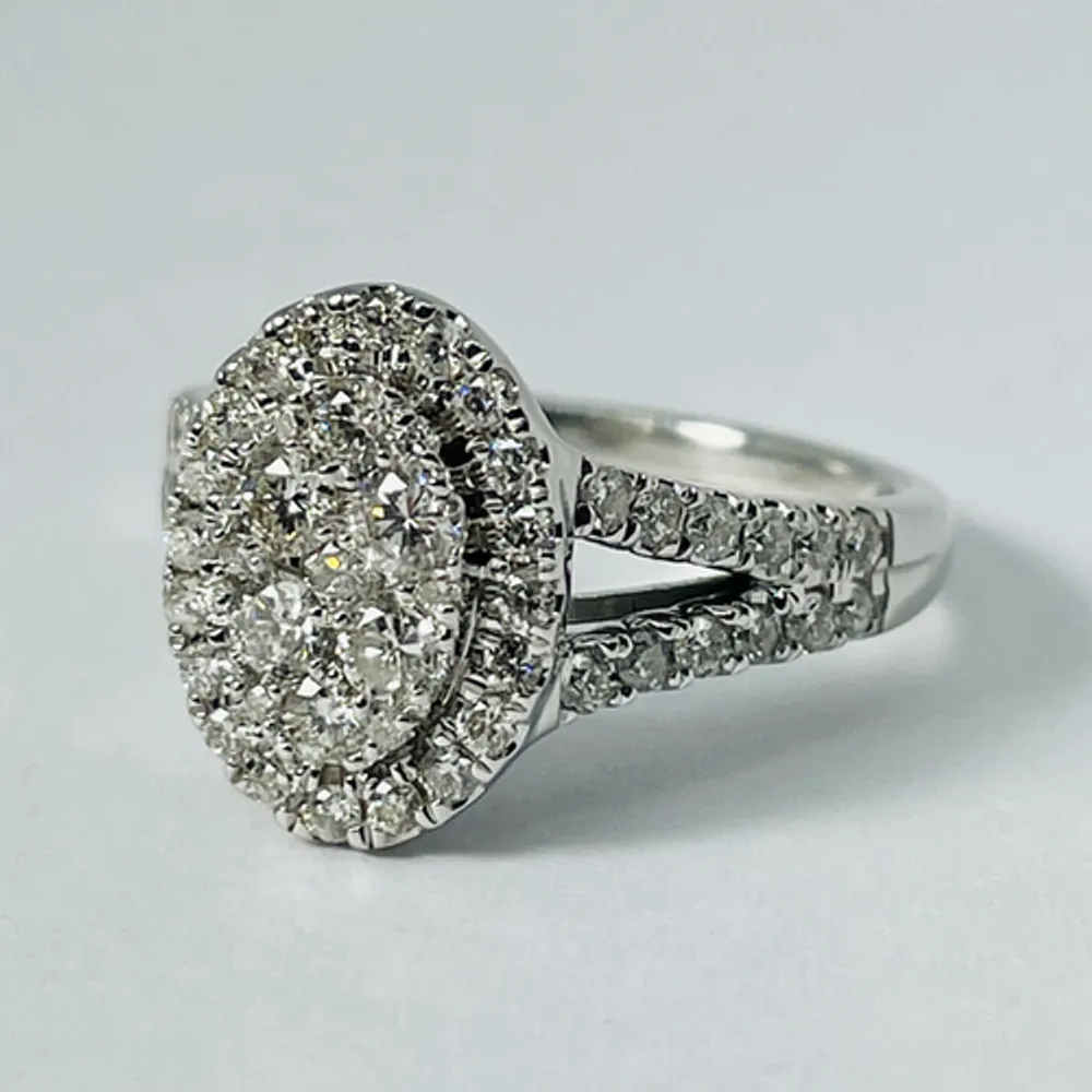 10kt White Gold Oval Diamond Engagement Ring