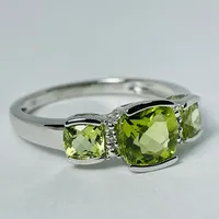 10kt White Gold Peridot & Diamond Ring