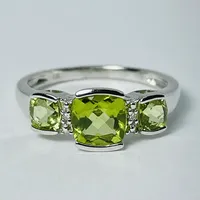 10kt White Gold Peridot & Diamond Ring