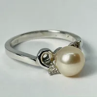 10kt White Gold Cultured Pearl & Diamond Ring