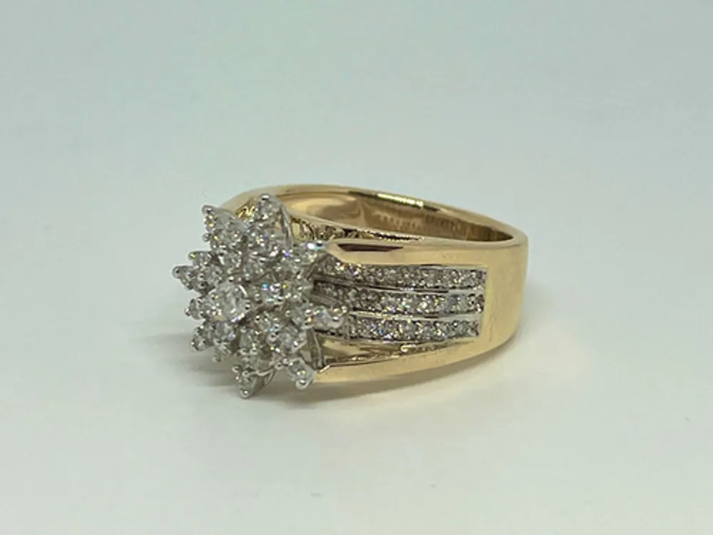 10kt Gold 1.00ctw Cluster Diamond Ring