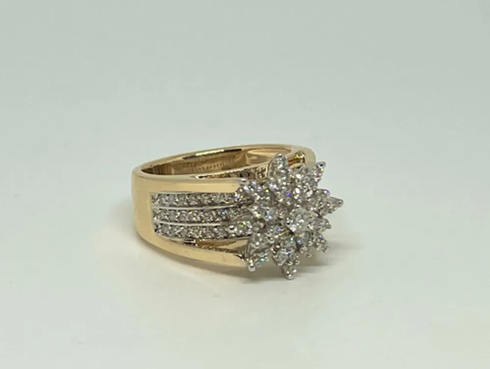 10kt Gold 1.00ctw Cluster Diamond Ring