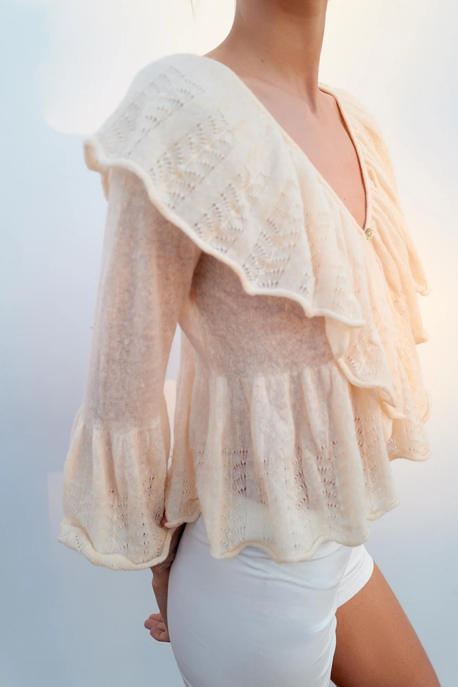 RUFFLED KNIT TOP